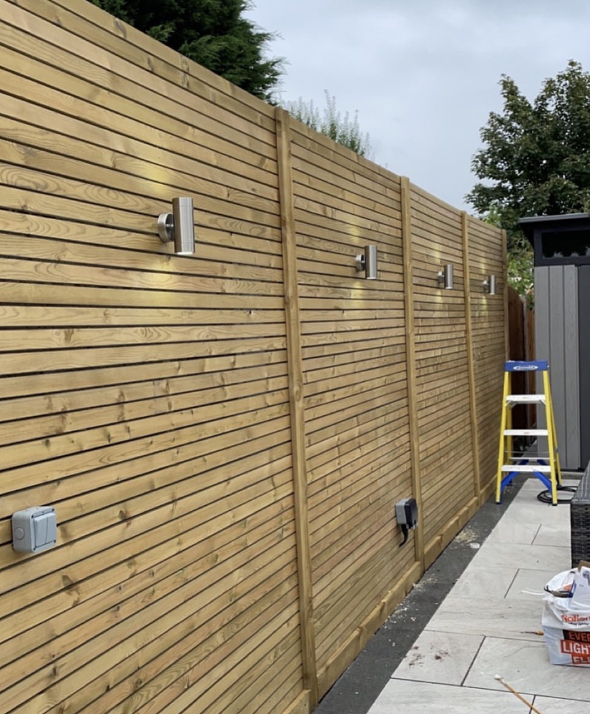 Outdoor fence lighting